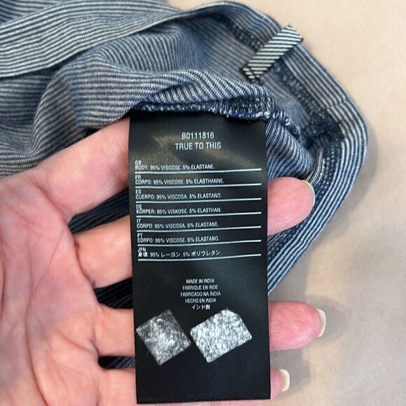 Volcom size M long sleeve cold shoulder black and white strip knit top GUC - Picture 6 of 12